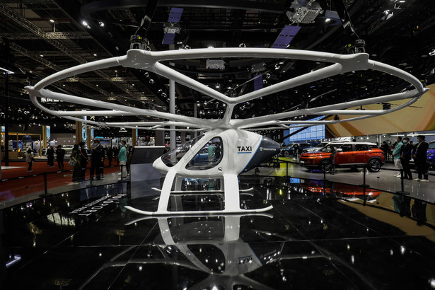 Elektryczna taksówka powietrzna Volocopter GmbH 2X, wyprodukowana przez Volocopter i Geely Technology Group Co., na targach Auto Shanghai 2021 w Szanghaju w Chinach Fot: Qilai Shen/Bloomberg