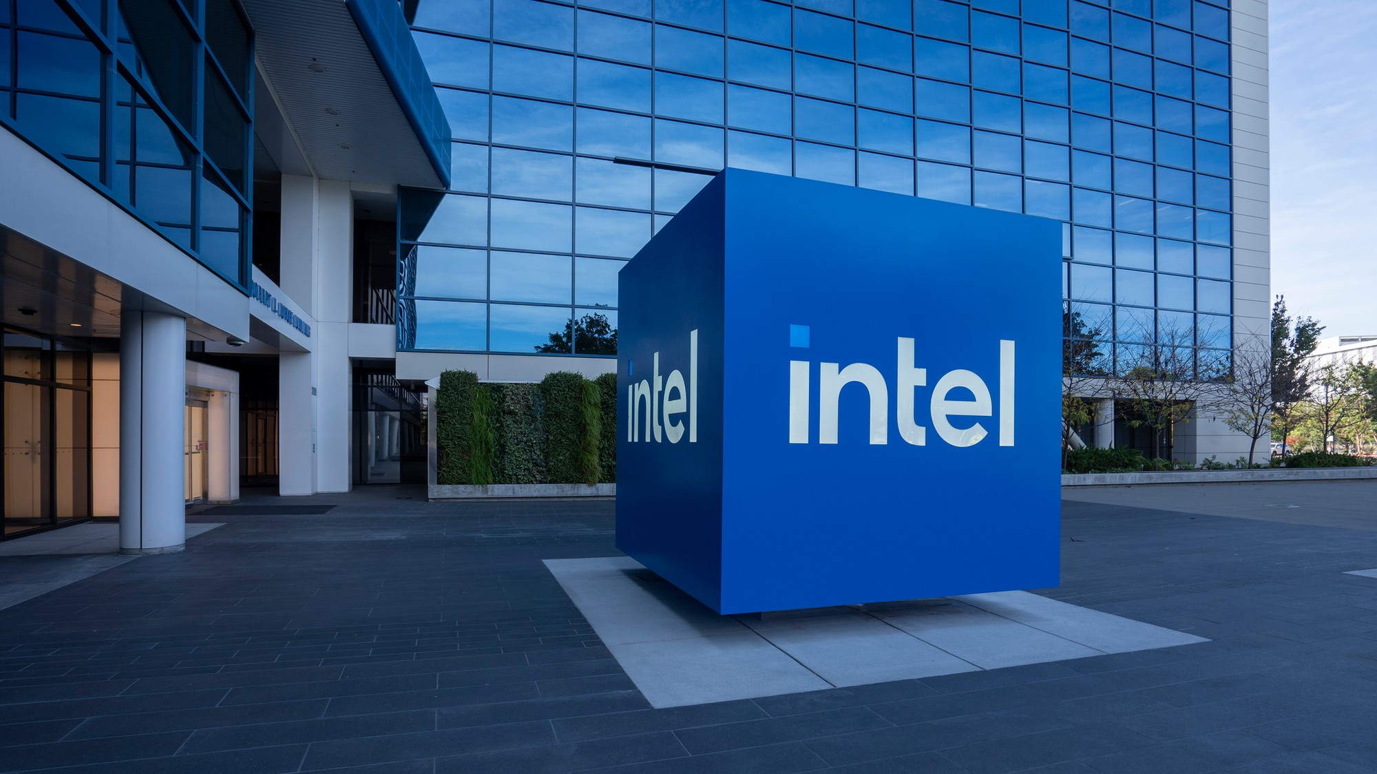 Návrat starého spojenectva? Intel a Apple podpísali prelomovú dohodu