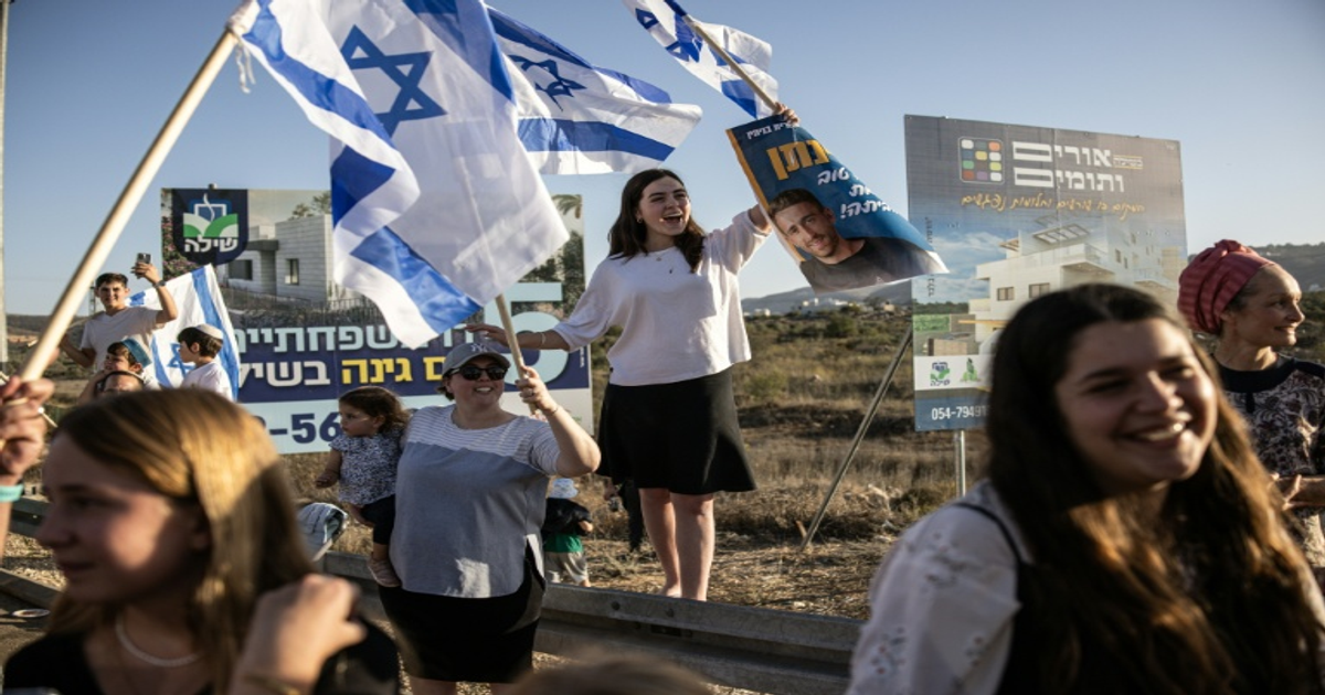 Milliers d'Israéliens fętent le retour de l'ex-otage Avinatan Or