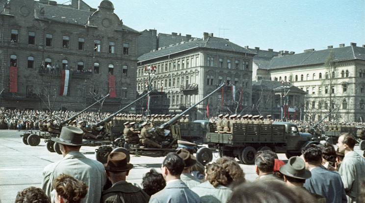 Erődemonstrációnak is beillett a fegyveres felvonulás, itt az 1961-es díszszemlét láthatjuk / Fotó: Fortepan Nagy Gyula