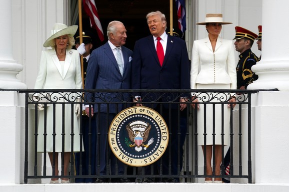 "DONALDE, VIDI KAKO JE SLADAK KRALJ ČARLS" Tramp ugostio britansku kraljevsku porodicu, pa tokom govora pomenuo svoju majku: "Bila je mnogo zaljubljena" (FOTO, VIDEO)