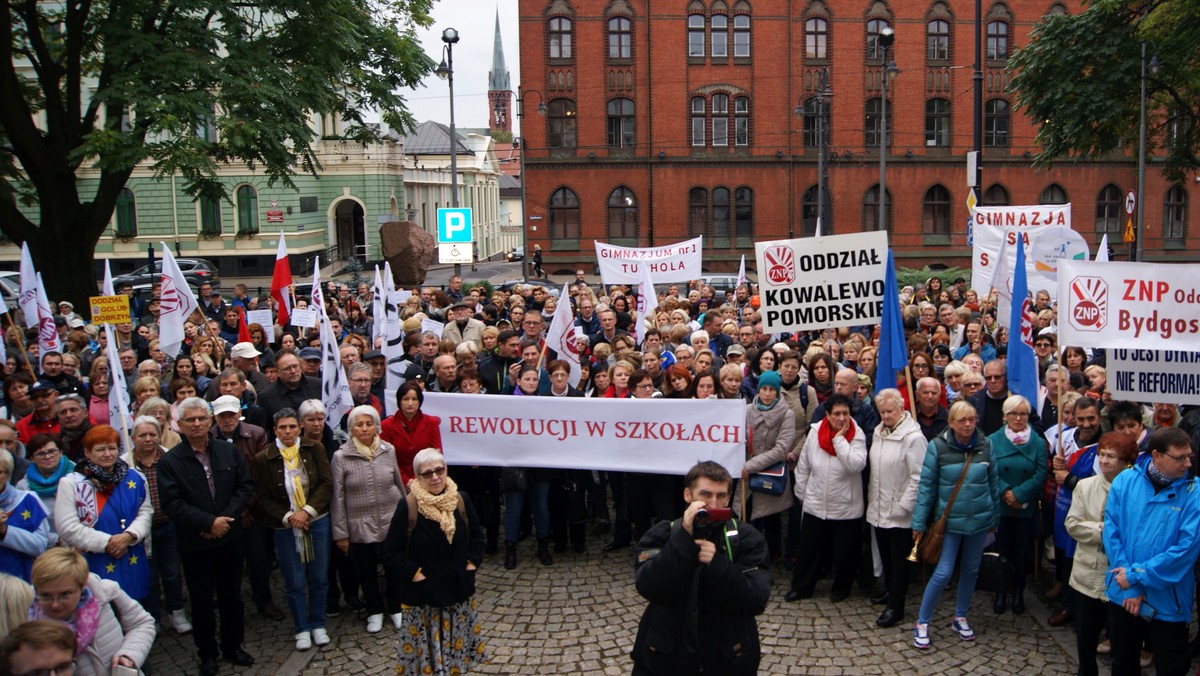 Nauczyciele z województwa kujawsko-pomorskiego do 2019 r. oficjalnie nie będą zwalniani w związku z likwidacją gimnazjów. W praktyce jednak wielu z nich ma stracić część uposażenia, a niektórzy również pracę.