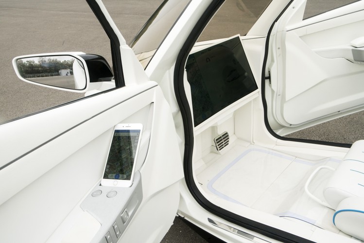 Żyroskopowy samochód Beijing Lingyun ma około 3 metrów długości i metra szerokości. W środku jest miejsce dla jednej osoby. Nie ma kierownicy ani pedału gazu, a prędkość, jaką jest w stanie osiągnąć to 100 kilometrów na godzinę.