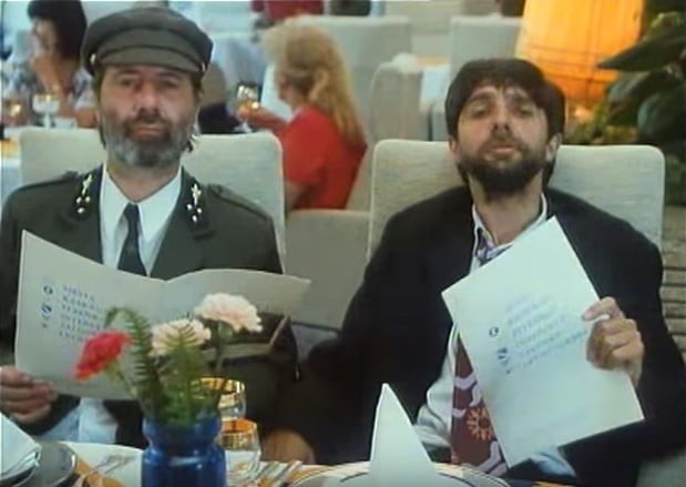 Ján Sedal (vľavo) na zábere z filmu Dědictví aneb k*rvahošigutntag.