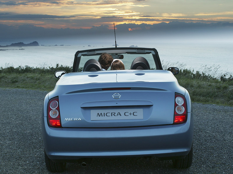 Świat zwariował: Nissan Micra C+C z Wlk. Brytanii do Japonii