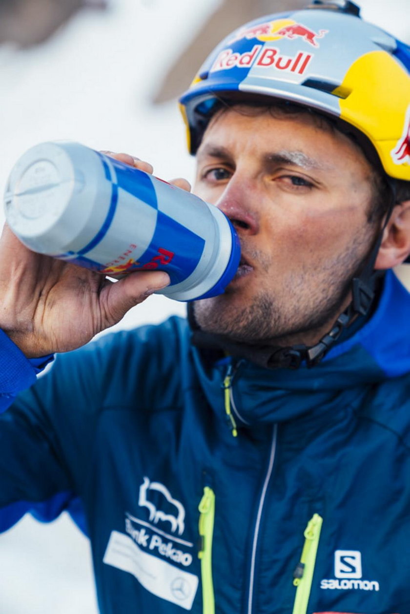 Andrzej Bargiel zjeżdża na nartach z K2