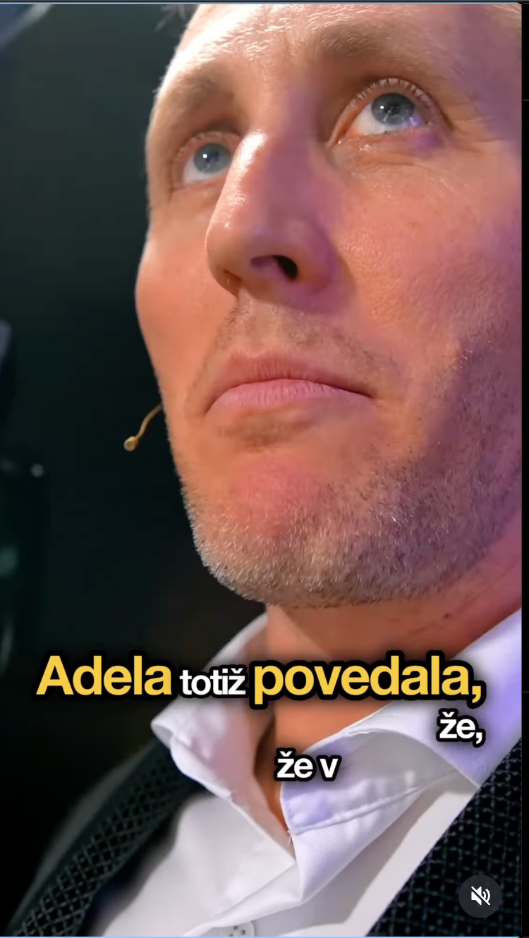 Moderátor Matej Sajfa Cifra na konferencii v Bratislave.