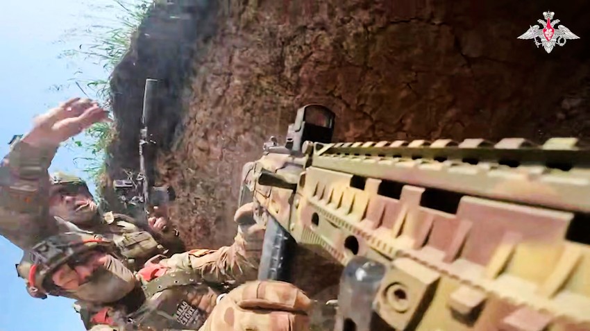 Ruska vojska na obuci na nepoznatoj lokaciji u Ukrajini 10. juna