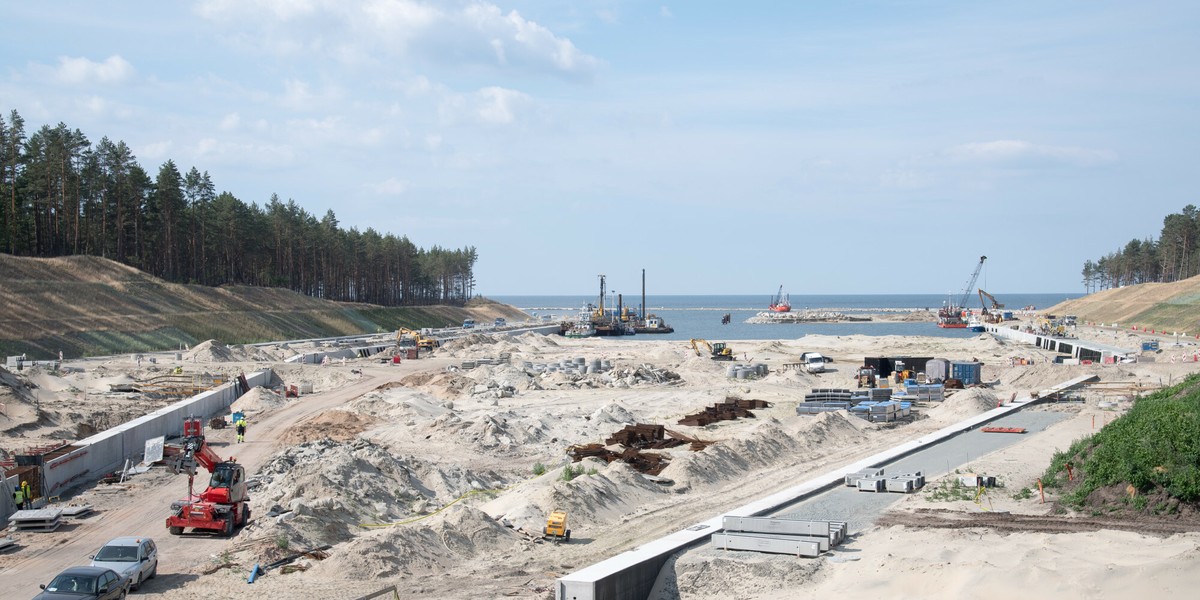 Kanał żeglugowy budowany jest przez Mierzeję koło Kątów Rybackich. Ma przyczynić się do rozwoju portu w Elblągu i portów nadzalewowych.