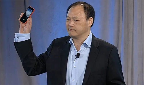 Peter Chou z HTC First na premierze Facebook Home. Rynkowa pozycja HTC w drugim kwartale 2013 zależy od sprzedaży nowego Facebook Phone, oraz flagowego modelu HTC One. W tym drugim przypadku HTC ma problemy z dostarczeniem na rynek odpowiedniej ilości smartfonów