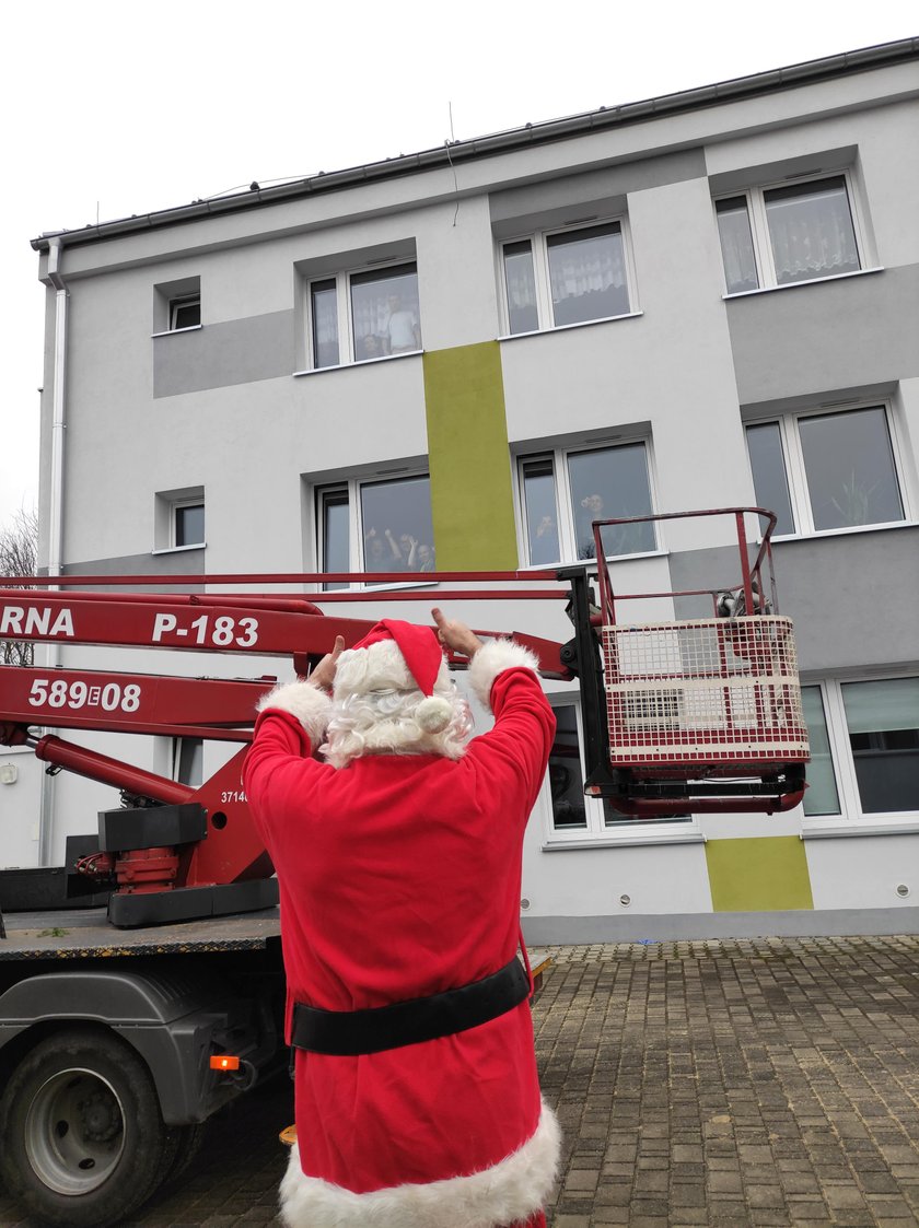 Mikołaj tym razem nie skorzystał z sań. Tak się dostał do DPS w Rąbieniu