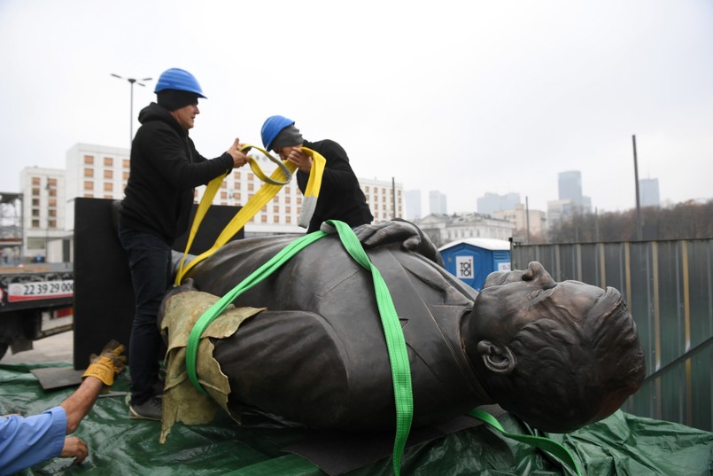 Pomnik mierzy ponad 6 metrów. Jego montaż przed Dowództwem Garnizonu odbył się we wtorek rano.