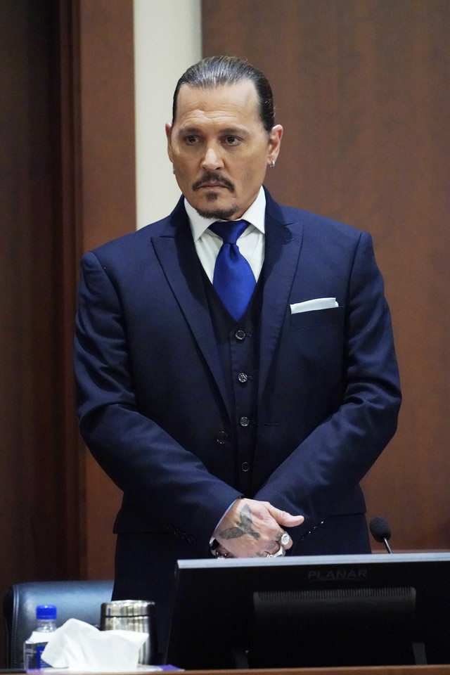 Johnny Depp podczas rozprawy sądowej 25 kwietnia 2022 r.