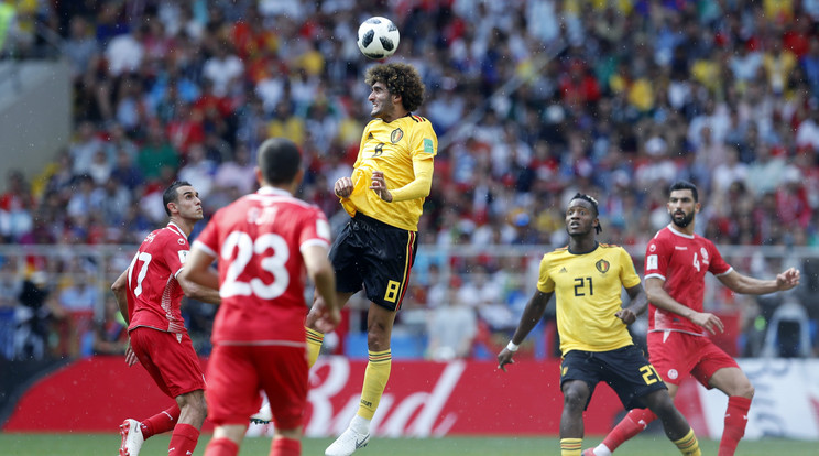 A belga Marouane Fellaini fejel az oroszországi labdarúgó-világbajnokság G csoportjának második fordulójában játszott Belgium - Tunézia mérkőzésen a moszkvai Szpartak Stadionban 2018. június 23-án.  /Fotó: MTI/AP/Haszan Ammar