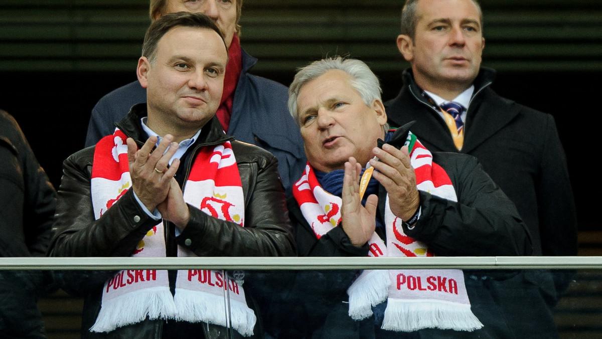 Prezydent Andrzej Duda oglądał mecz Polska-Irlandia z trybun Stadionu Narodowego. Tuż po zwycięstwie pojawił się również w szatni naszych zawodników. Relację z tego wydarzenia zamieścił w serwisie Facebook. Do szatni zabrał także swojego kilkuletniego siostrzeńca.