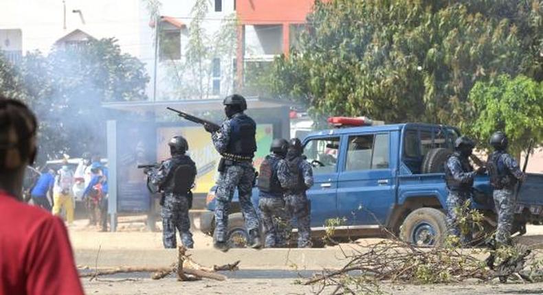 Des policiers repoussent des manifestants lors d’une manifestation à Dakar, le 16 mars 2023 SEYLLOU - AFP