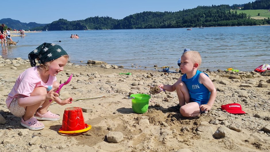 Dzieci bawiące się nad Jeziorem Czorsztyńskim