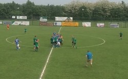 Bijatyka w polskiej B klasie. Zawodnicy zamiast piłkę zaczęli kopać i okładać pięściami siebie nawzajem