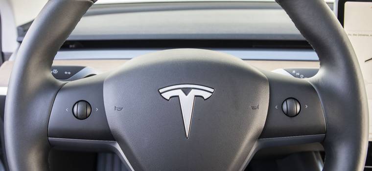 Tesla prowadzona przez Autopilota, a kierowca siedzi na fotelu pasażera! [nagranie]