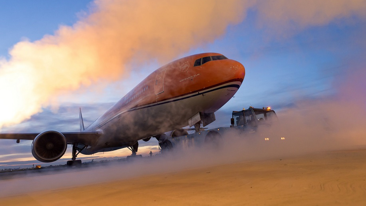 Linia KLM zaprezentowała swój pierwszy i jedyny samolot prawie w całości pomalowany na pomarańczowo. Ten soczyście pomarańczowy Boeing 777-300 nawiązuje do holenderskich korzeni KLM i dumnie podkreśla narodowy kolor Holandii. Jednocześnie jest to świetny przykład, jak marka może realizować życzenia swoich fanów z Facebooka.