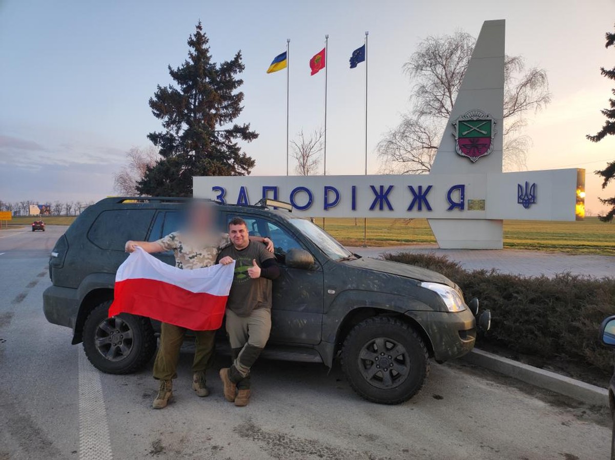 Mateusz „Exen” Wodziński oraz przekazana przez niego Toyota Land Cruiser. Exen przekazał na Wschód ponad 300 samochodów terenowych.