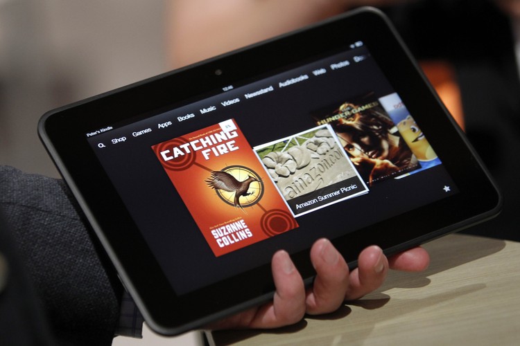 Amazon Kindle Fire HD (1000 zł)
Tablet z systemem operacyjnym angepasstes Android 4 oraz wyświetlaczem o przekątnej 7 cala i rozdzielczości 1280 x 800 pikseli. Wyposażony w procesor OMAP 4460.