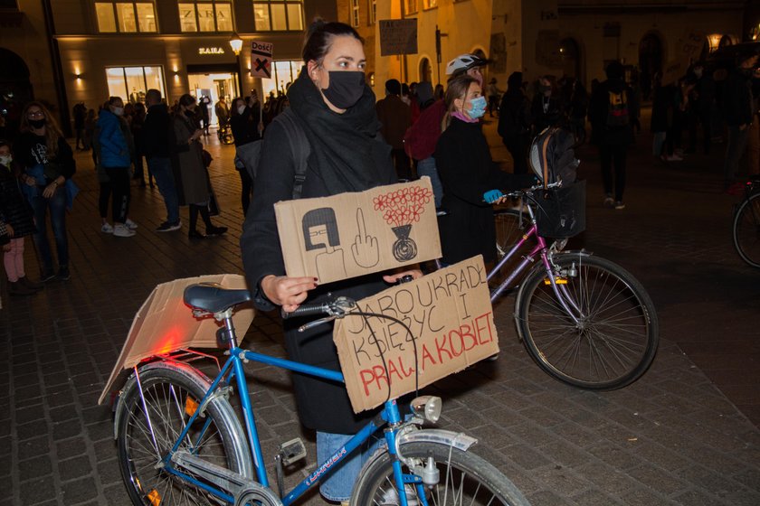 Najlepsze hasła ze strajków kobiet. Te slogany pokochali internauci