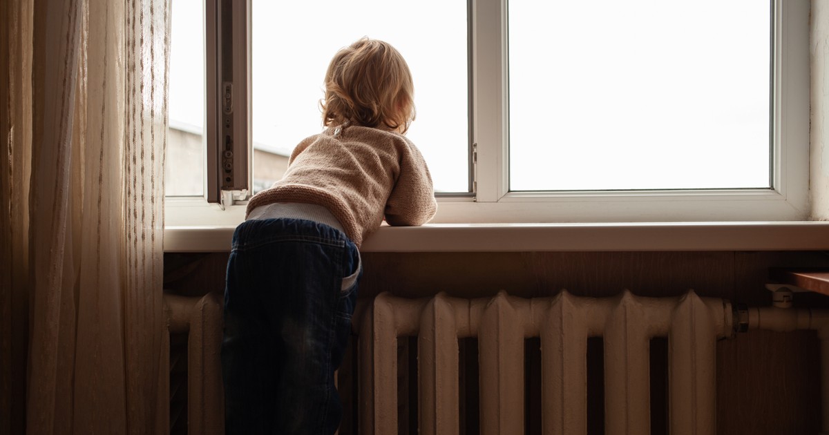 Groza w Oświęcimiu. Czterolatek chodził po parapecie okna. Był pod opieką brata