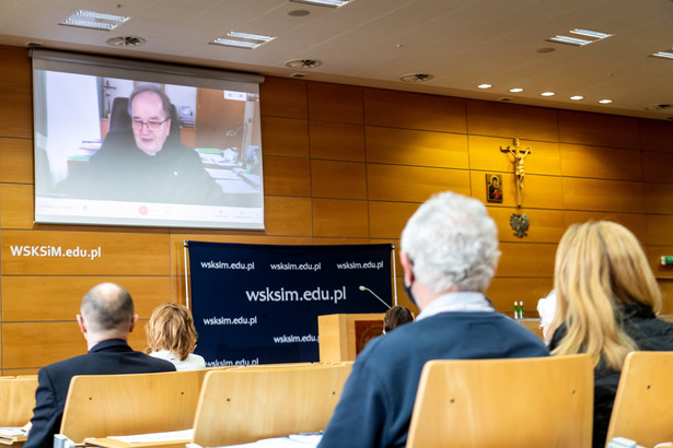 Rektor-założyciel WSKSiM, dyrektor Radia Maryja o. dr Tadeusz Rydzyk (na ekranie) podczas sympozjum "Oblicza przemian cywilizacyjnych"