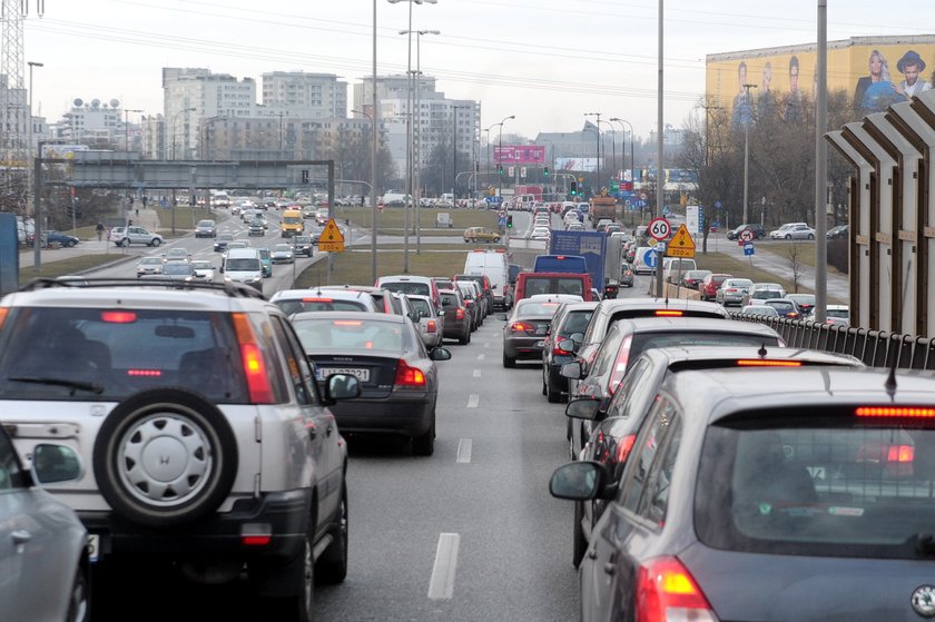 Przez korki połowa warszawiaków spóźnia się do pracy