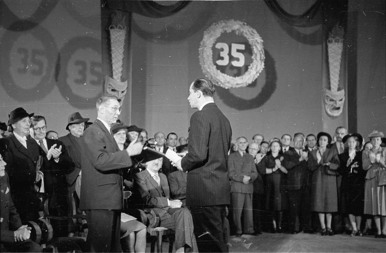 Arnold Szyfman przyjmuje dyplom z rąk Stefana Martyki [1948]
