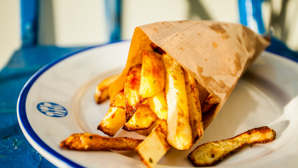 Dzieciaki uwielbiają niezdrowe przekąski i obiadki. Nuggetsy, chipsy, hot-dogi... Dziś przygotowałyśmy dla was przepisy na fast foodowe pyszności w zdrowej wersji. Mniej tłuszczu, zero polepszaczy, dobre produkty, świetne smaki. Spróbujcie, nie tylko dzieci będą zachwycone!