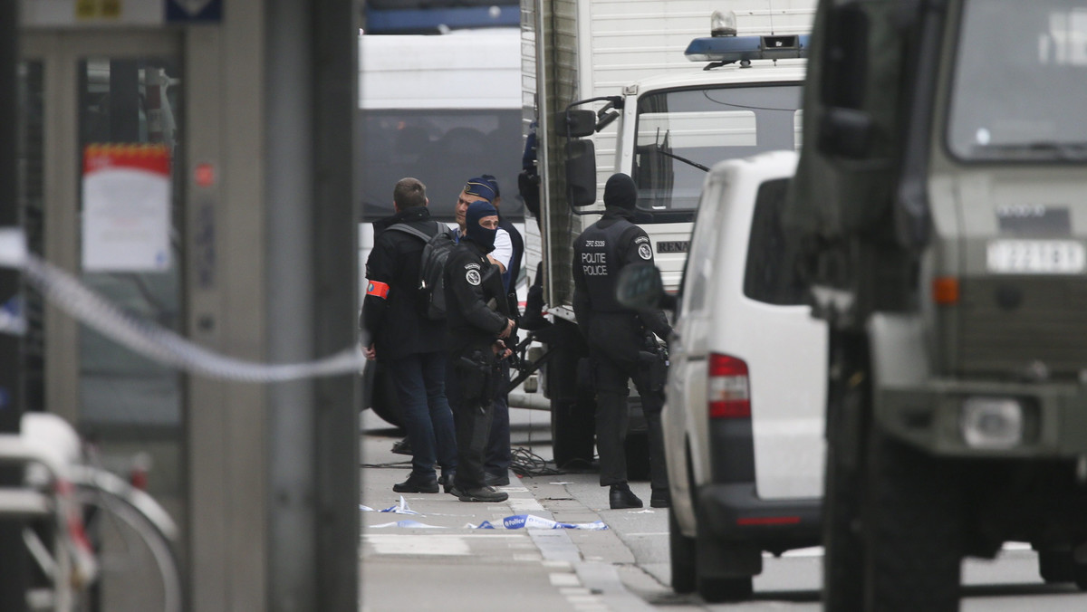 Belgijska policja zatrzymała w pobliżu centrum handlowego w Brukseli dzisiaj rano mężczyznę, którego podejrzewano, że ma przy sobie materiały wybuchowe. Według stołecznej prokuratury nie znaleziono ich przy zatrzymanym.