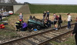 Tragedia na przejeździe kolejowym. Rannych nie dało się wyciągnąć 