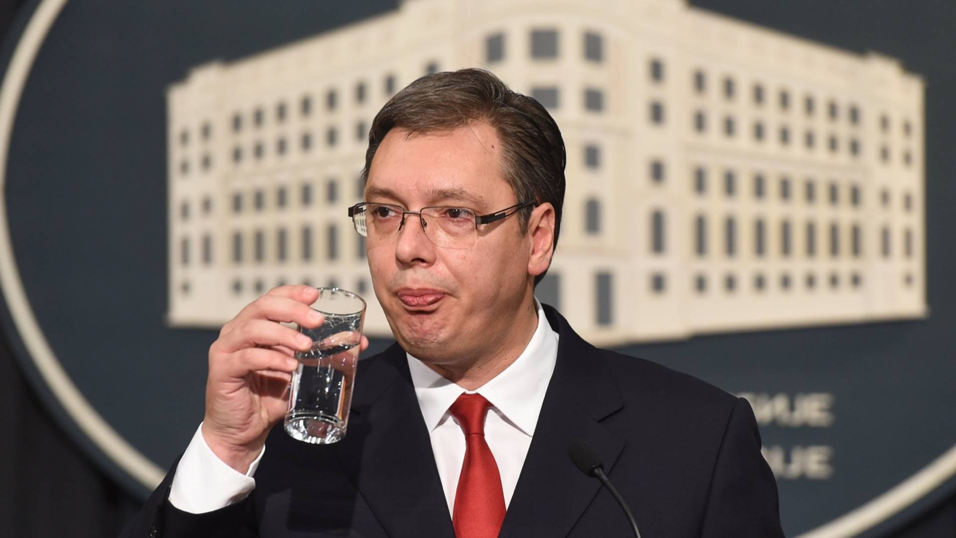 Vučićeva izjava o vakcini protiv korone je još jedno "čekanje Godoa"