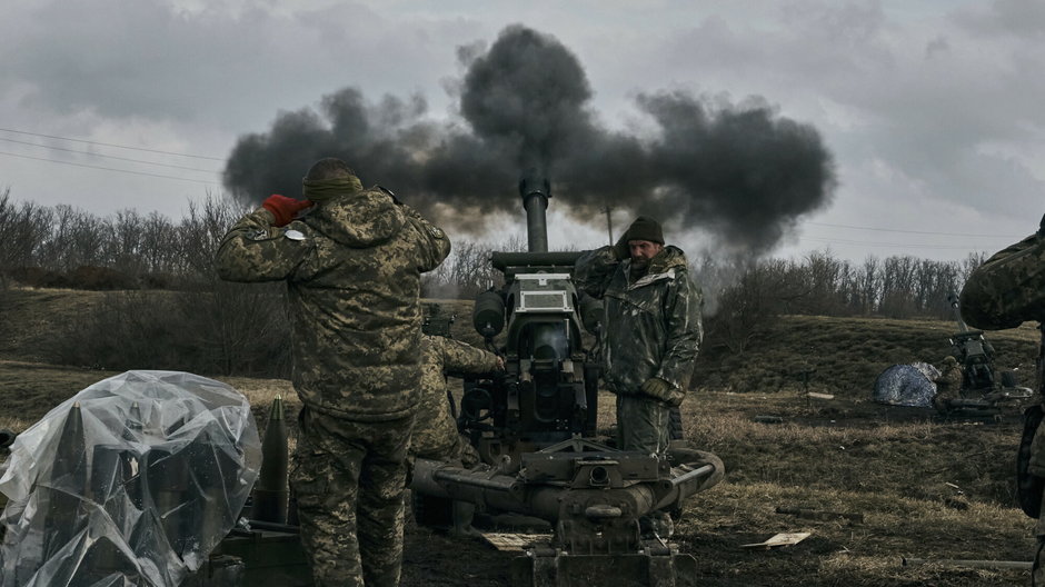 Ukraińscy żołnierze strzelający z samobieżnej haubicy w kierunku rosyjskich pozycji w pobliżu Bachmutu, 7 marca 2023 r.