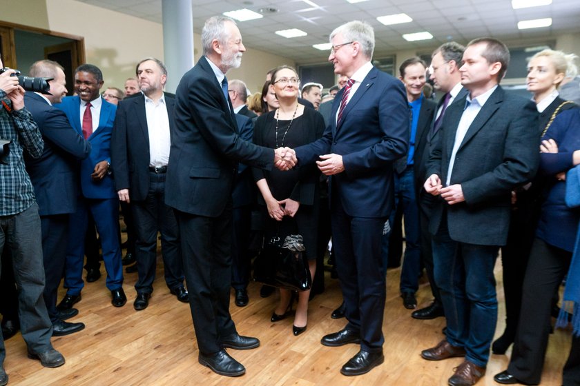 Jacek Jaśkowiak świętuje zwycięstwo w wyborach na prezydenta Poznania