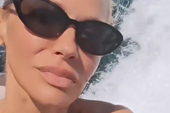 NATAŠA BEKVALAC UŽIVA NA BRODU, STEGLA GRUDI! Pozira u kupaćem u BOJI KOŽE, a evo šta za to vreme radi njena ćerka Katja (FOTO)