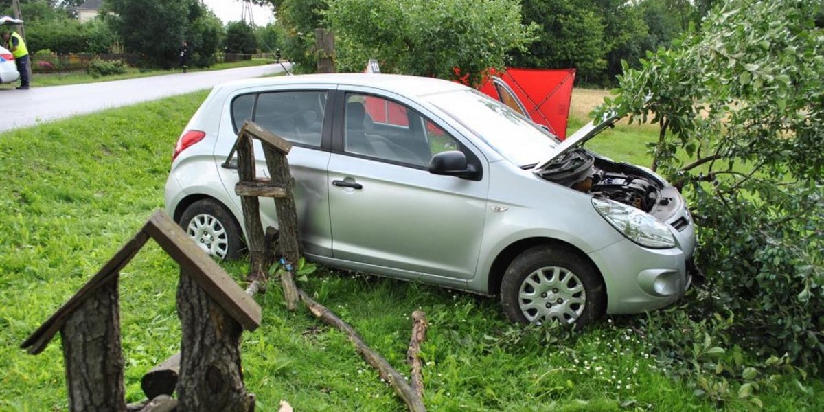 Samochód uderzył w ogrodzenie. Zmarła 41-letnia kobieta