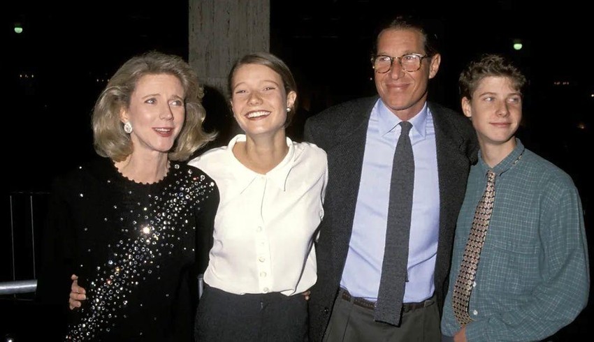 Paltrou s roditeljima i bratom 1991 – imala je veoma blizak odnos s ocem Brusom, koji je preminuo 2002 | Foto: Getty Images