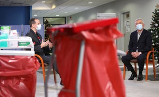 Grodzki i Karczewski już się zaszczepili. Pierwsza dama nie skorzysta z przywilejów dla nauczycieli i nie przeskoczy kolejki