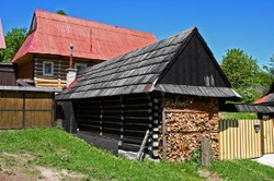 Piękna wioska ma ponad 400 lat. Leży przy granicy z Polską