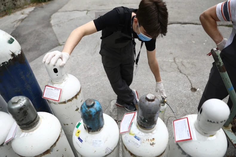 Šta se krije u bocama: Zbunjena javnost još čeka odgovor na pitanje da li je pacijentima davan industrijski kiseonik