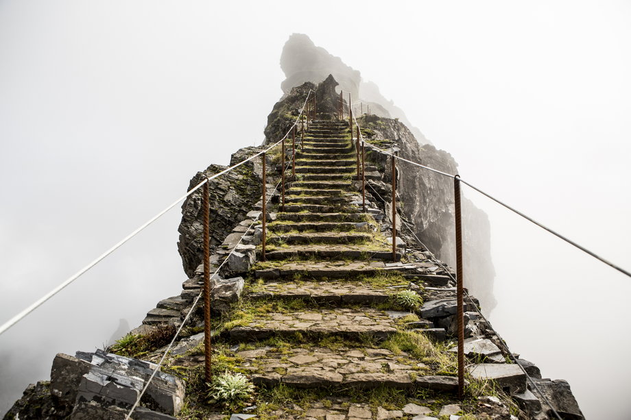 Schody na góralskim szlaku w obszarze Pico do Arieiro, Madera, Portugalia