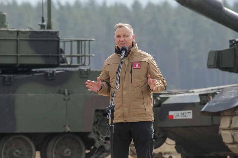 Andrzej Duda podczas wizyty na Strzelnicy Czołgowej i Wozów Bojowych Wierzbiny należącej do Poligonu Orzysz (31.03.2023)