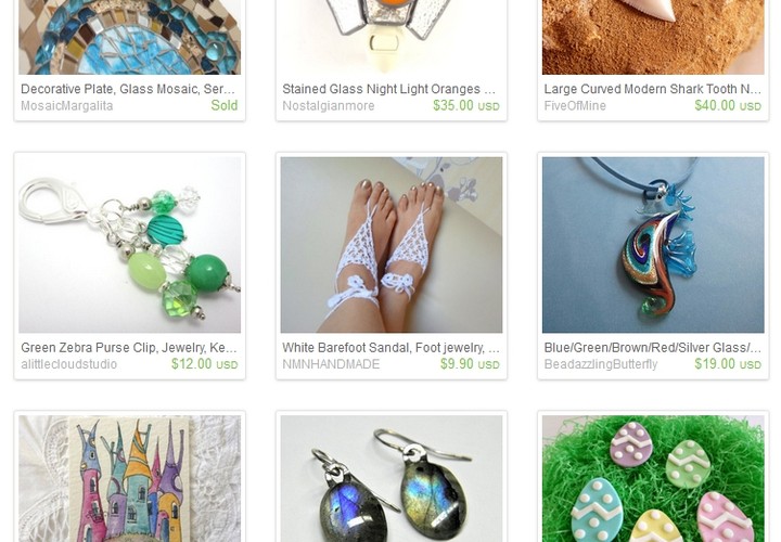 Jeśli jesteś kreatywny – a przynajmniej tak uważasz – możesz na tym zarobić, sprzedając swoje dzieła w internecie. W USA najpopularniejszy jest serwis Etsy.com, z którego można korzystać także w Polsce. Można też wybrać Allegro czy bardziej skupione na rękodziele serwisy Pakamera.pl czy DecoBazaar.com. Panuje pełna swoboda – możesz sprzedać wszystko, jeśli tylko ktoś zechce to kupić. Prowadzi to więc oczywiście do rękodzielniczych absurdów – lamp ściennych z kurczaka, tapety we wzór spermy, miski w kształcie rozkładającego się kota czy całego ogromu naprawdę brzydkiej biżuterii. Wystarczy mieć nadzieję, że trafimy w czyjś gust.