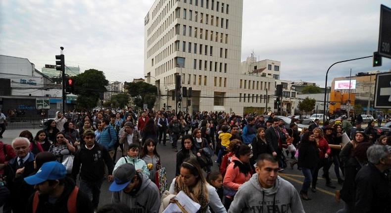 People evacuate buildings during a quake in Vina del Mar, Chile on April 24, 2017