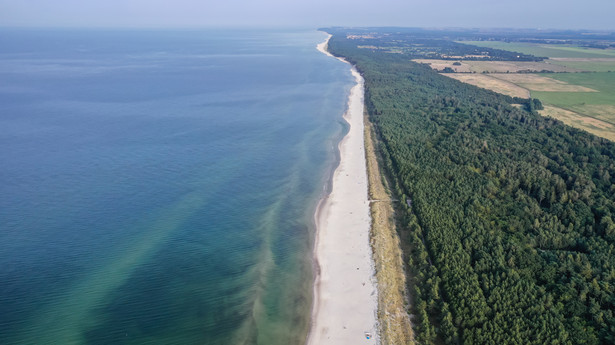 Widok z drona na plażę nad Morzem Bałtyckim.