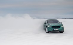 Nowy SUV Jaguara atakuje ogromnym zasięgiem. Ładuje się szybko nawet przy minus 40 stopniach