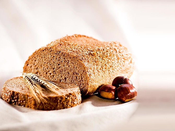 22407_hleb-sa-kestenom-stock-photo-fresh-healthy-chestnut-bread-close-up-shoot-shutterstock_63149455